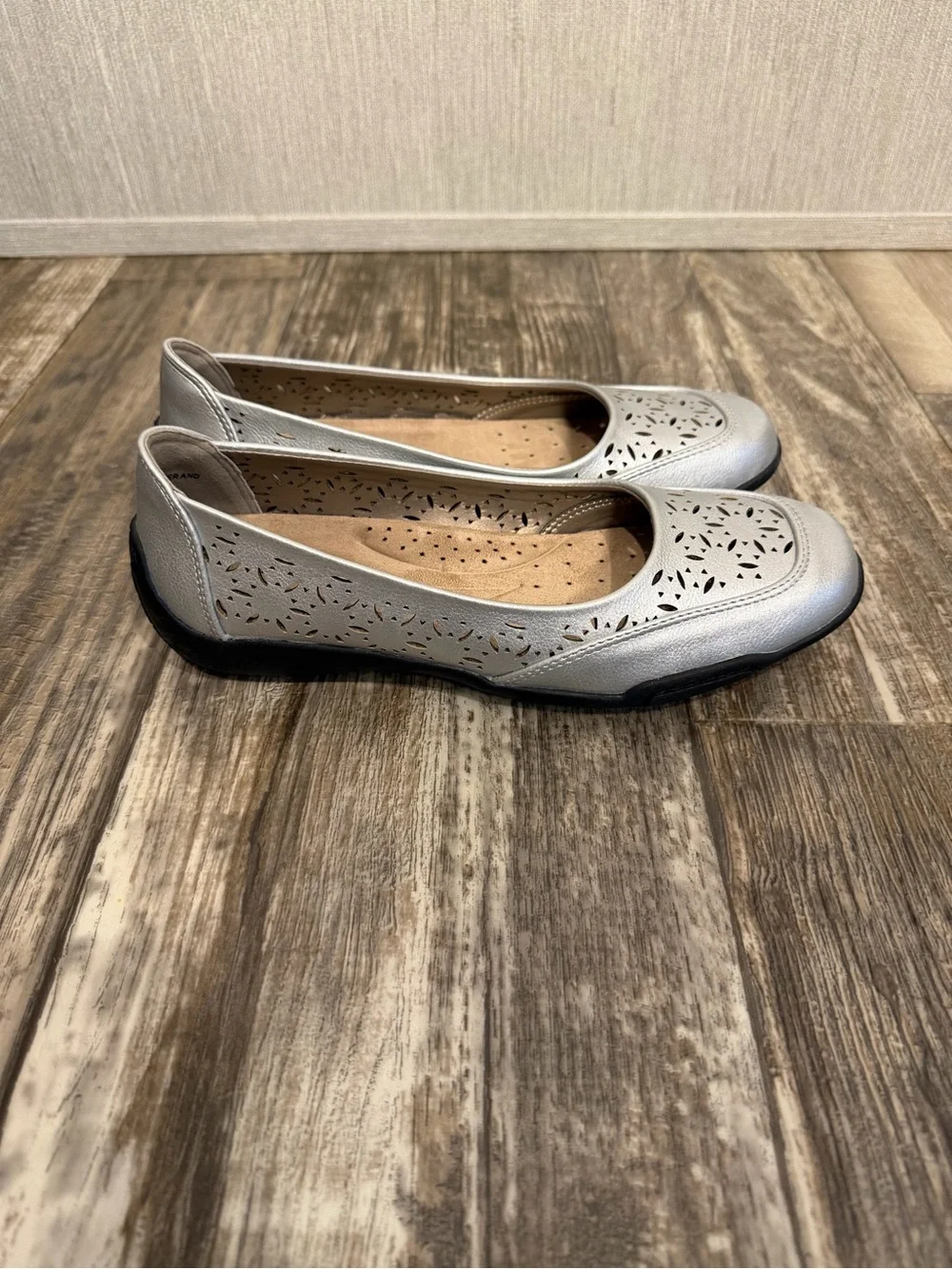 Array Women's Silver Comfort Slip-On Flats Size 7 Narrow